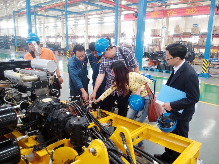 印尼客戶認真詢問產品情況 印尼客戶認真詢問產品情況